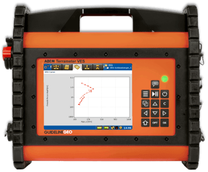 Medidor VES ABEM Terrameter naranja con teclado y pantalla. Fotografía de equipo de referencia.