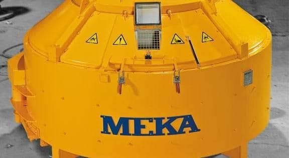 Malaxeur planétaire MEKA avec cuve circulaire fermée. Photographie d’équipement de référence.
