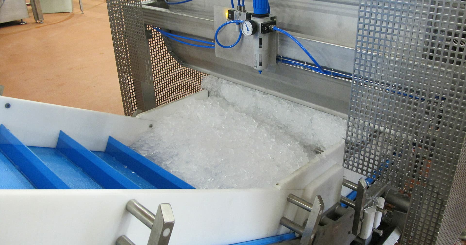 BUCO automatic ice storage and discharge installation containing flake ice. Reference equipment photograph.