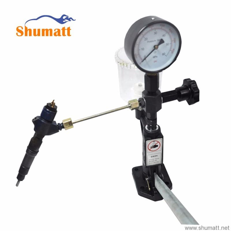 Hand-operated injector tester with reservoir, pressure gauge, lever and injector connection. Reference equipment photograph.