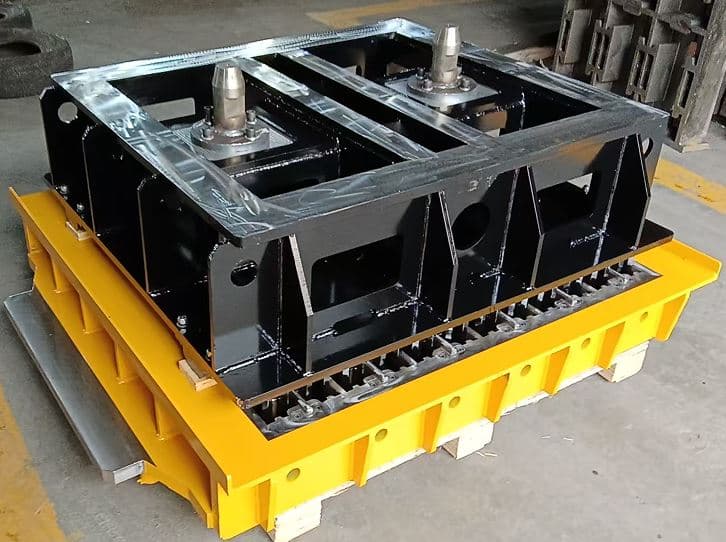 Unik block-machine mould cavity and presser assembly in a workshop. Reference equipment photograph.