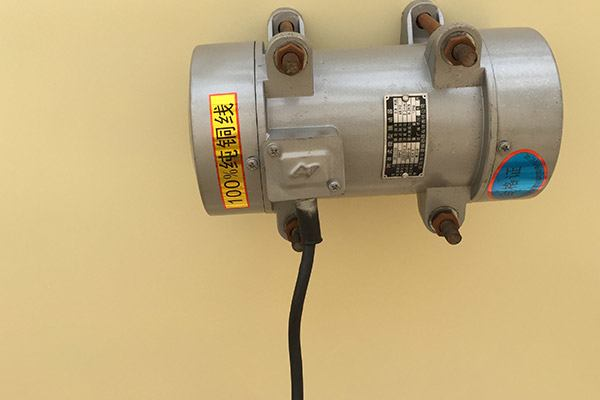 PLD-series hopper-vibrator detail; confirm selected material-flow equipment.
